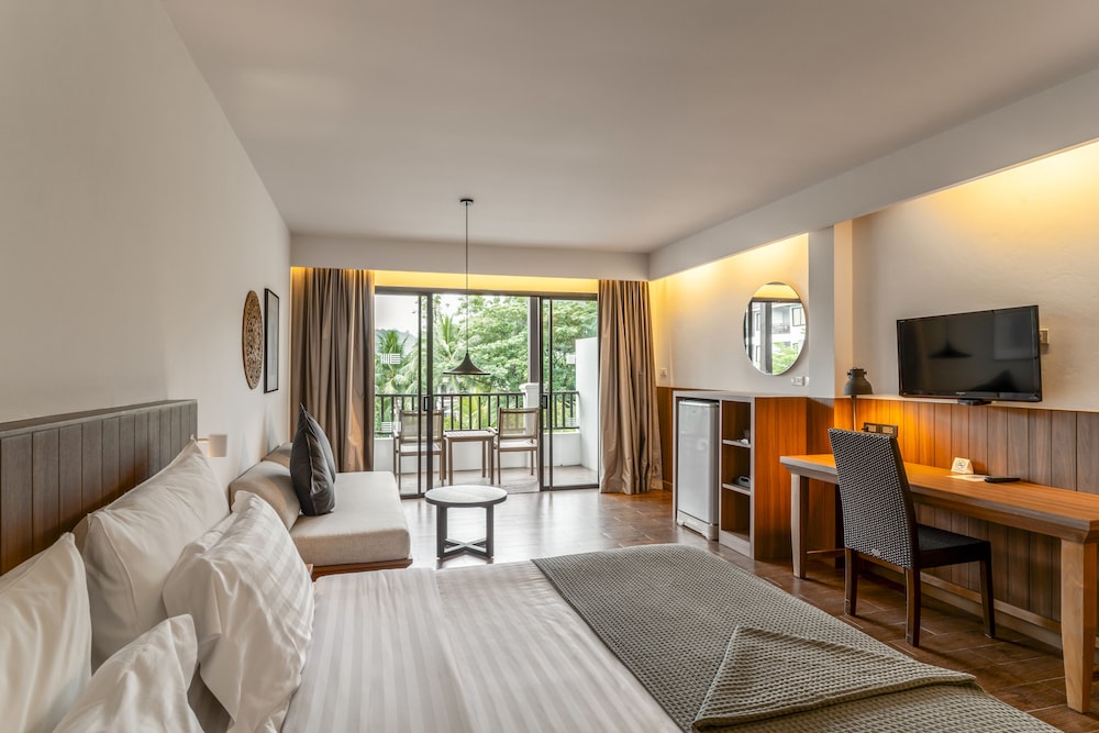 Grand Room, Pool View (Deluxe) - Photo 5