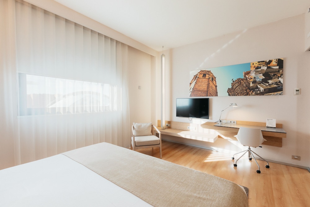Deluxe Room (City of Arts and Sciences View) - Photo 1