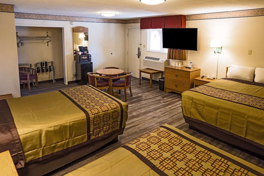 Standard Room, Multiple Beds, Non Smoking photo 1