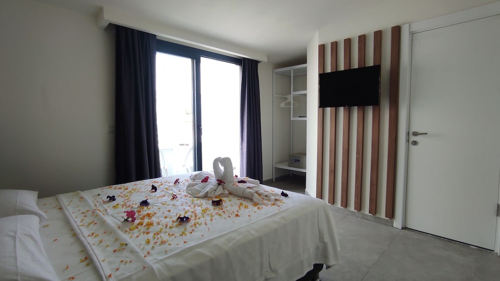 Deluxe Room, 1 Bedroom, Partial Sea View