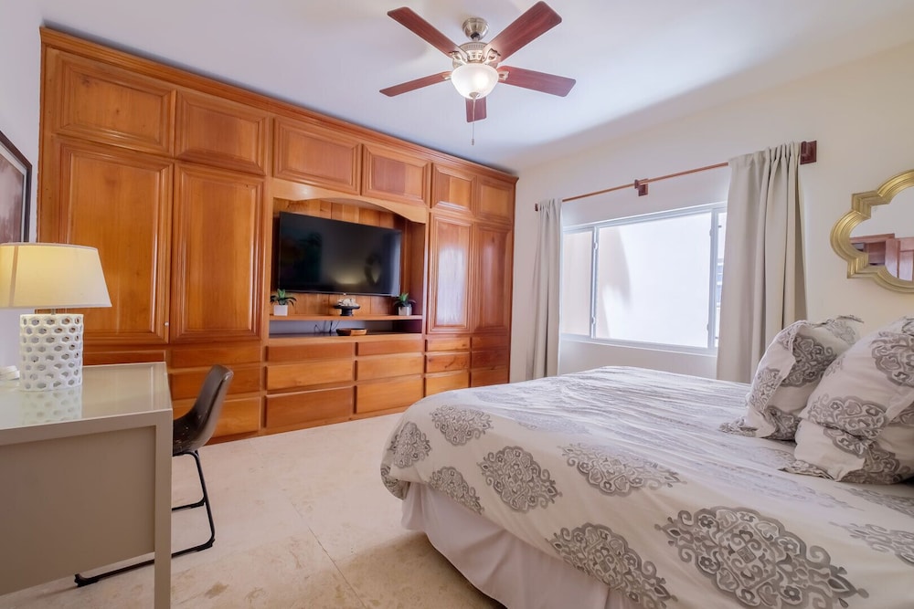 Deluxe Suite, Multiple Beds, Non Smoking photo 2