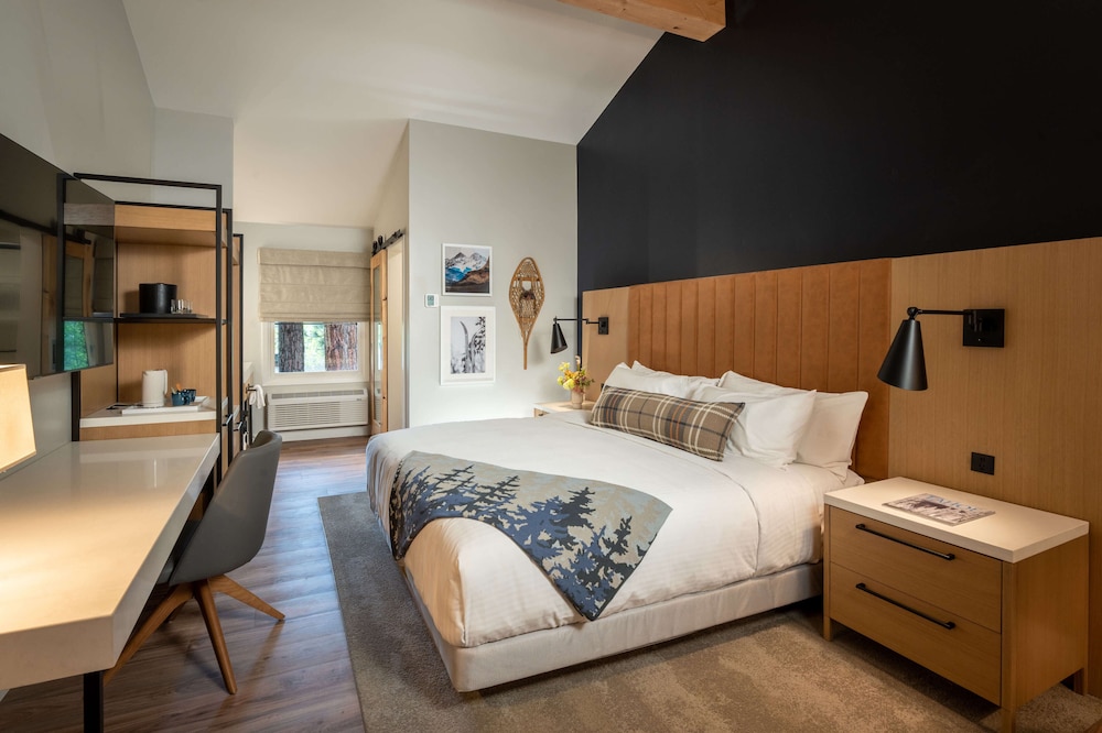 Premium Room, 1 King Bed photo 2