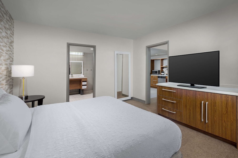 Suite, 1 King Bed, Accessible, Bathtub - Photo 1