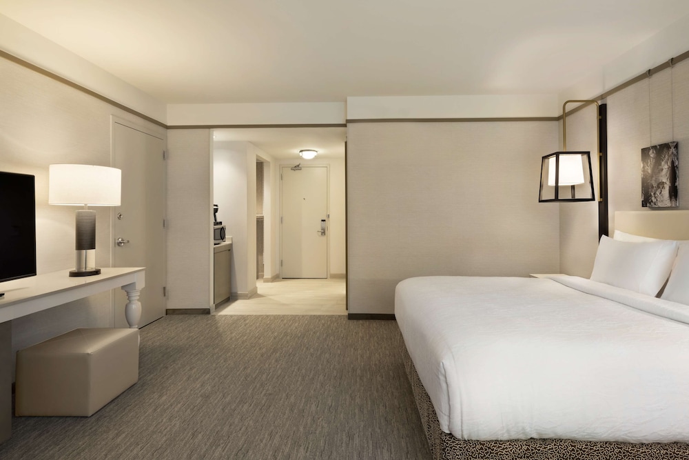 Room, 1 King Bed, Accessible (Mobility & Hearing, Roll-in Shower) photo 2