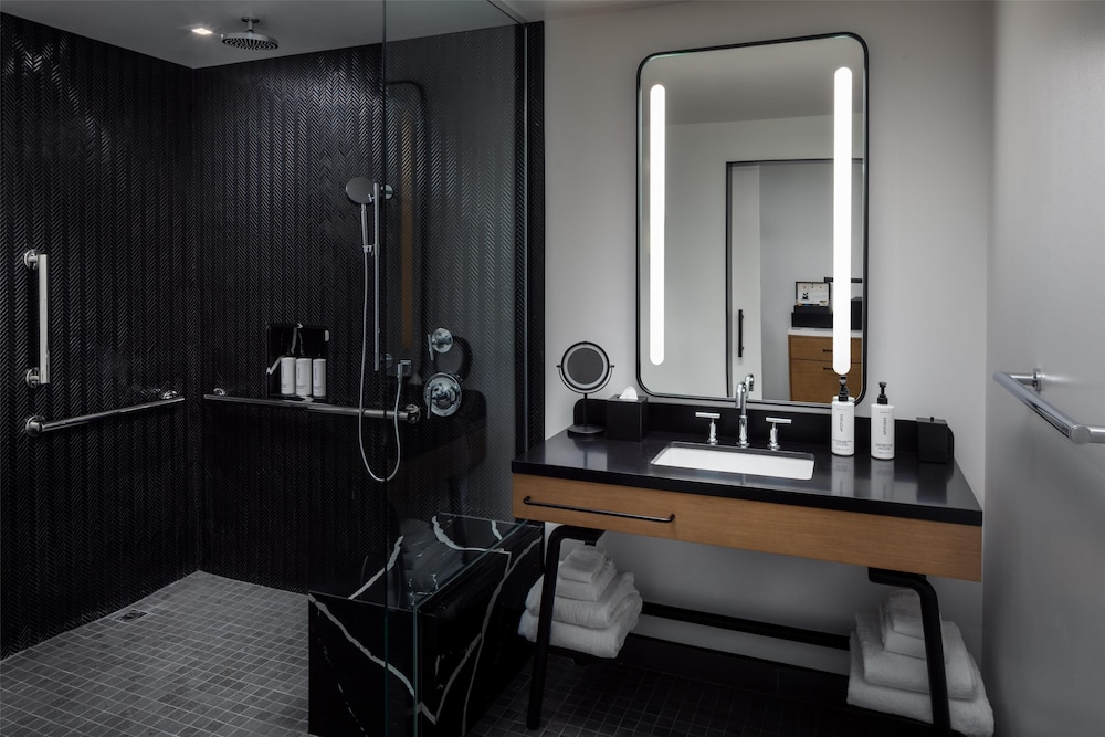 Room, 1 King Bed (Mobility & Hearing, Roll-In Shower) - Photo 4
