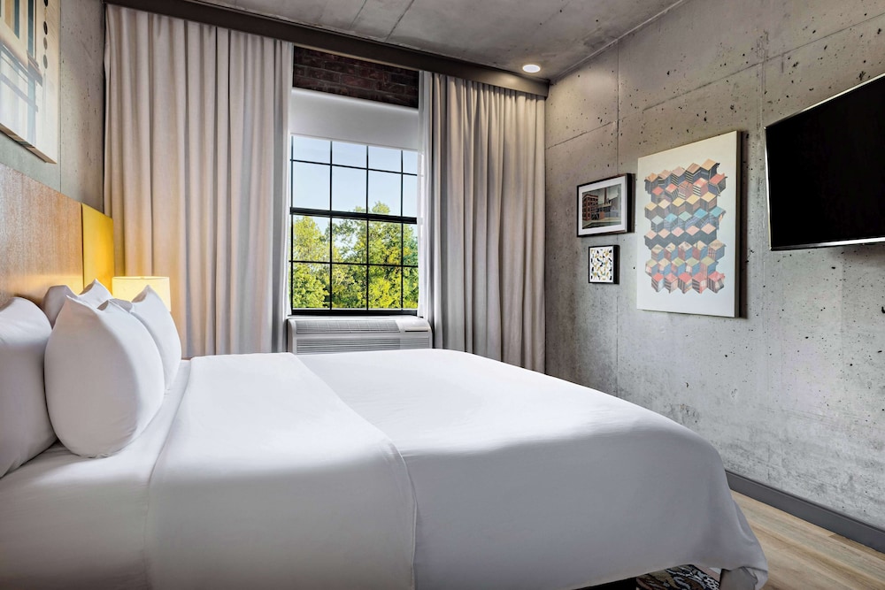 Room, 1 King Bed, River View - Photo 2