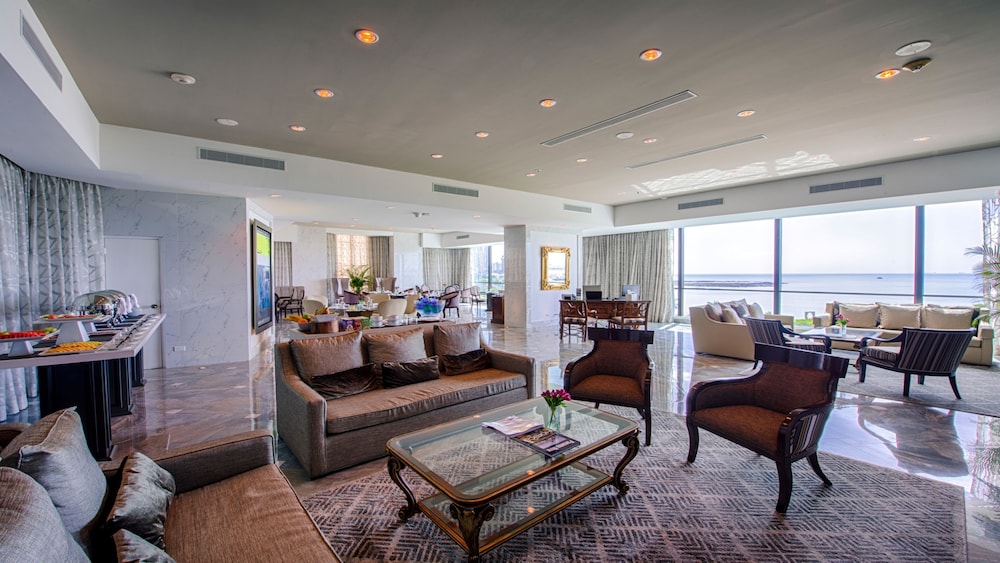 Suite - Photo 7