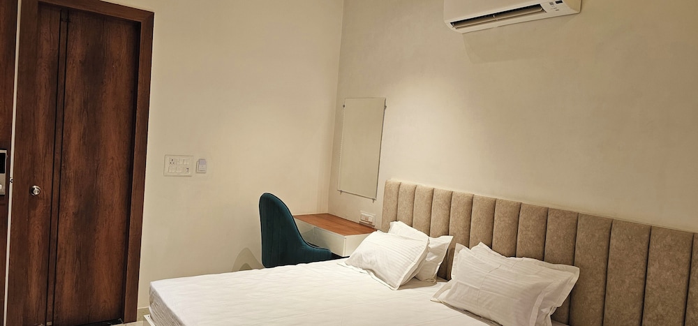 Deluxe Double Room, City View photo 3