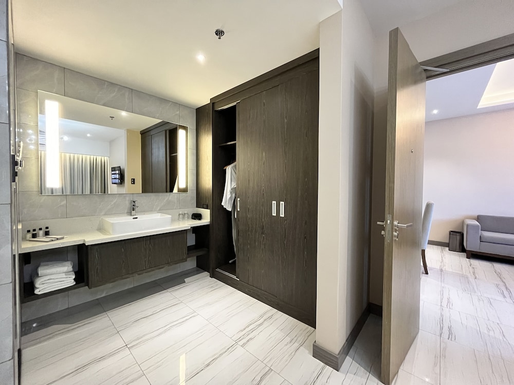 Executive Suite - Photo 4