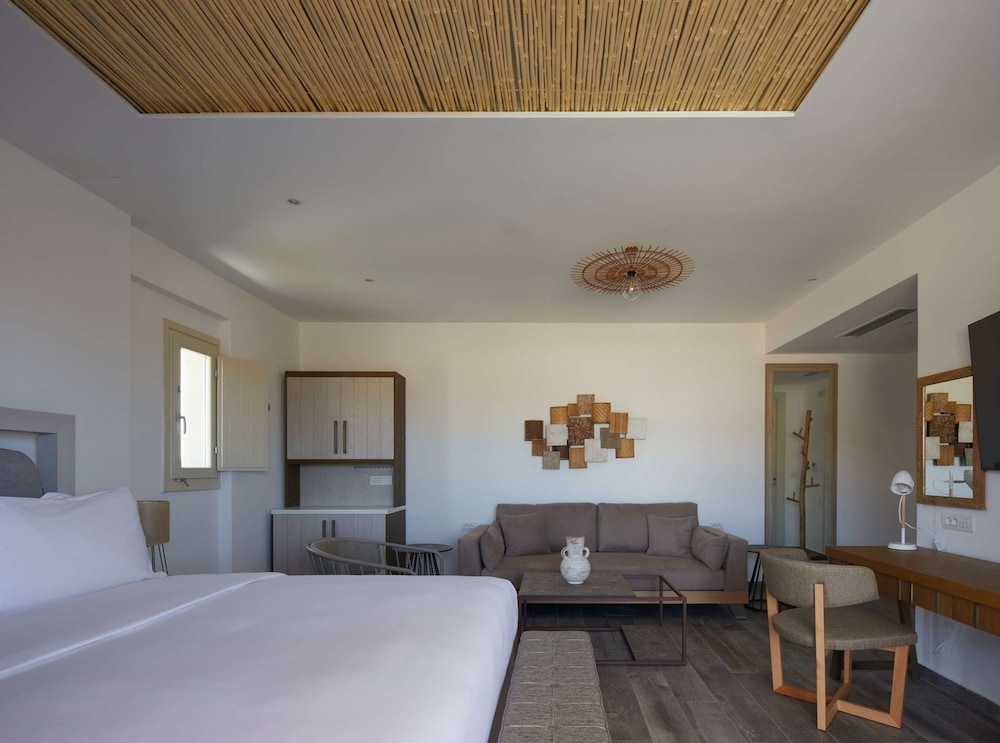 King Junior Suite with Private Outdoor Hot Tub thumbnail 6