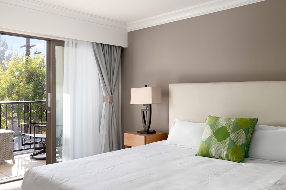 Deluxe Room, 1 King Bed, Patio
