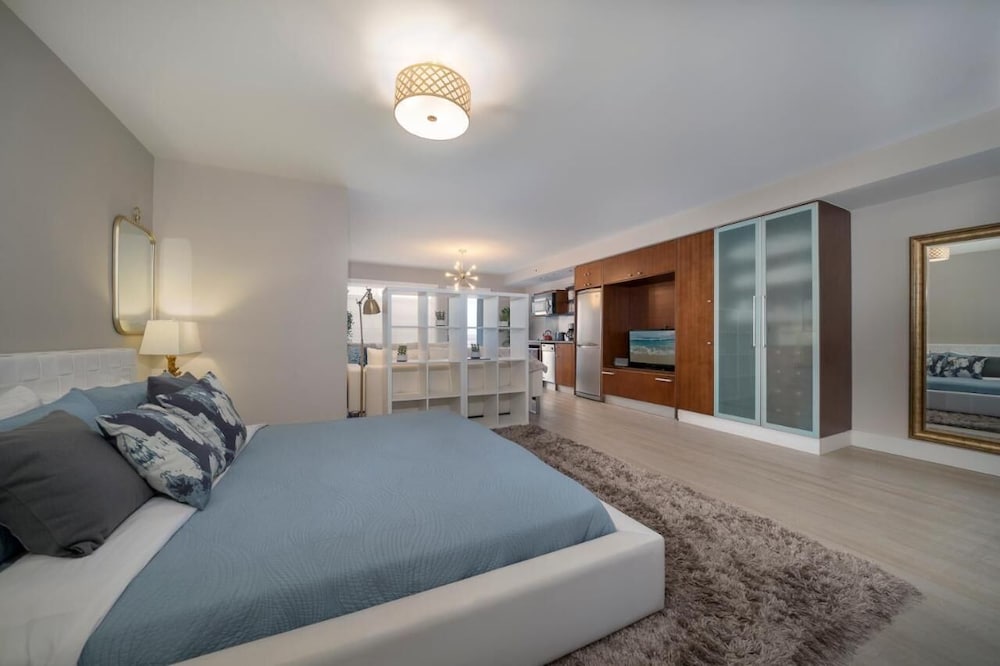 Grand King Suite Partial Ocean View w/Balcony