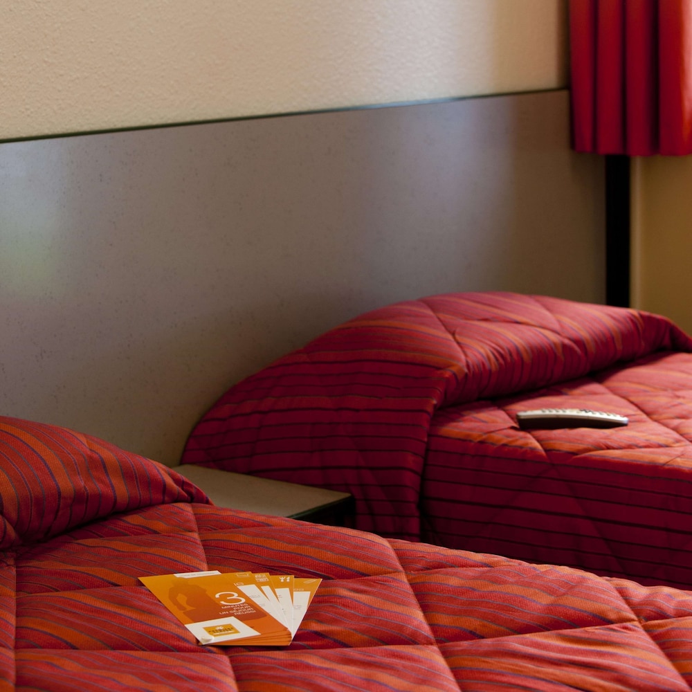 Standard Room, 3 Twin Beds photo 3