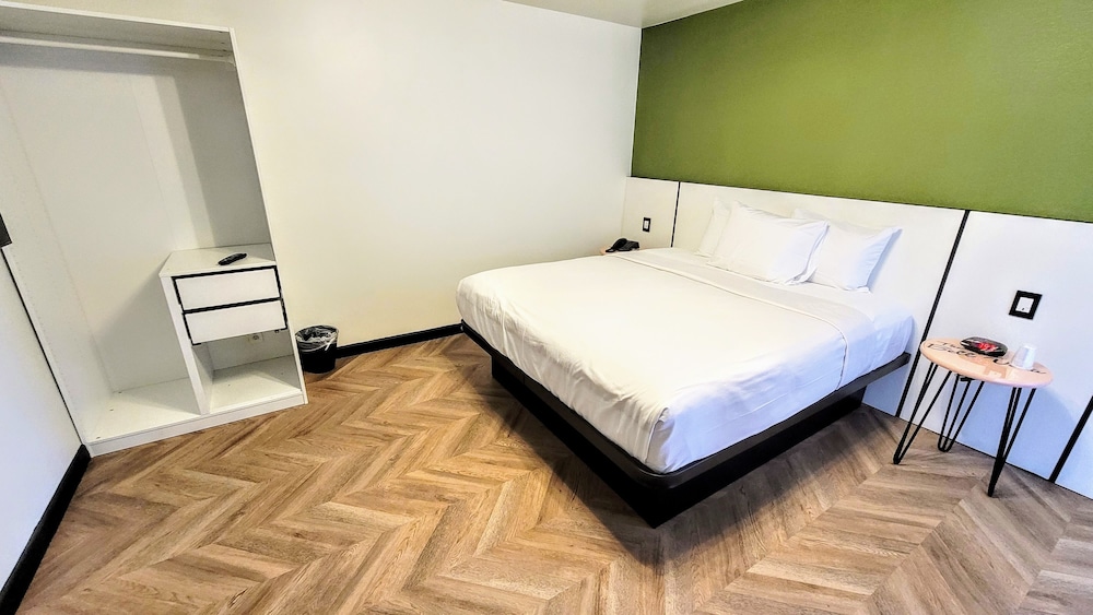 Deluxe Room, 1 King Bed, Accessible, Non Smoking photo 1