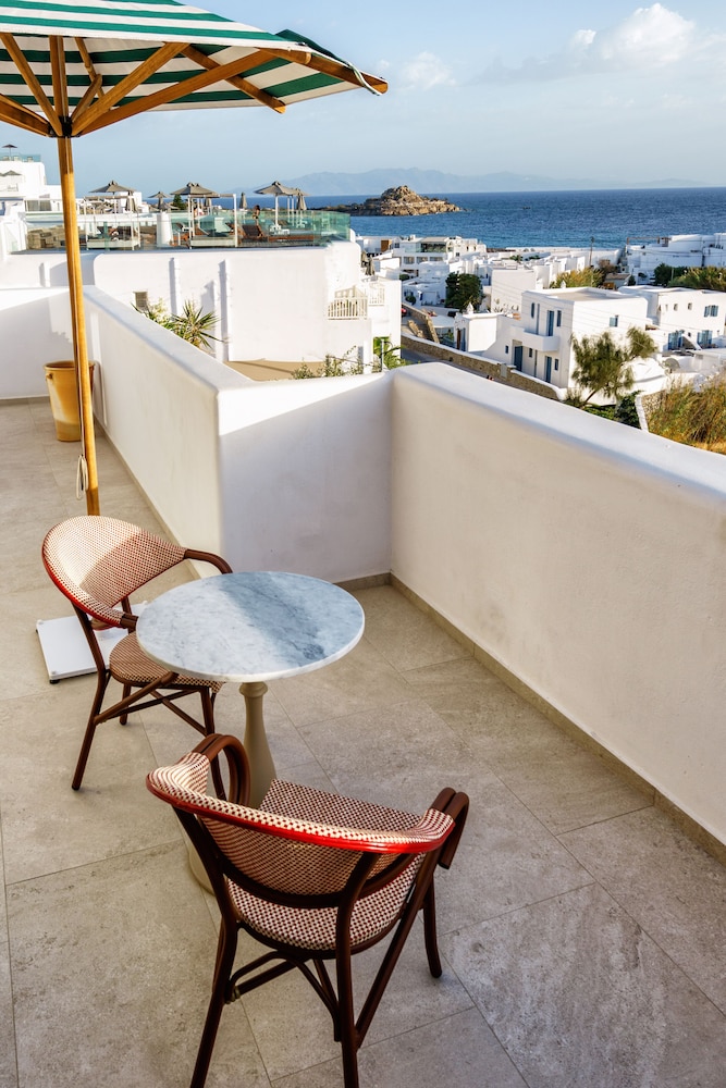 Superior Studio Suite, Poolside - Photo 4