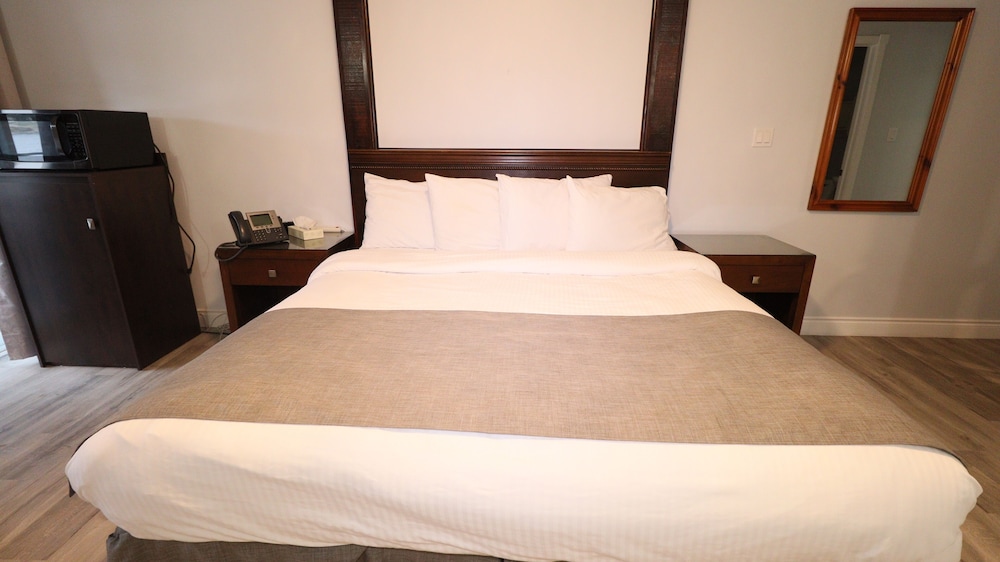 Premier Room, 1 King Bed, Lake View