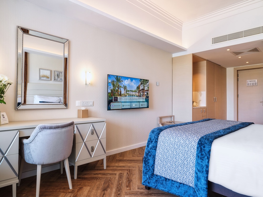 Junior Suite, Pool View - Photo 2
