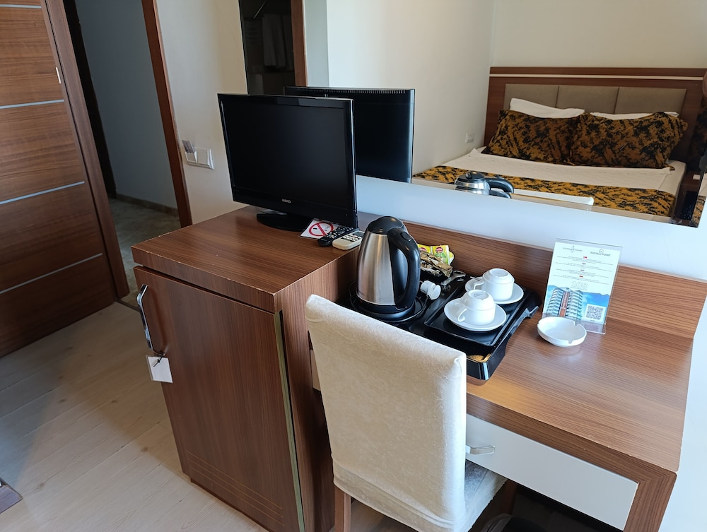Economy Double Room, City View thumbnail 5