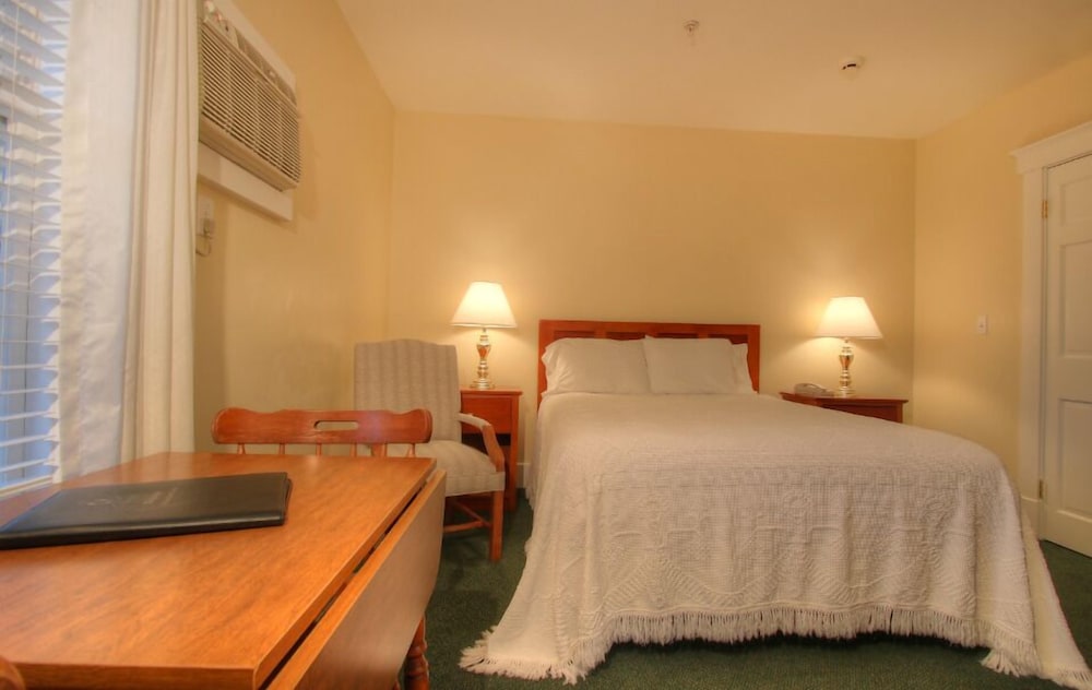Standard Room, 1 Queen Bed, Non Smoking, Kitchenette (103 -1 Queen and Kitchenette Non-OV 1st Floor)