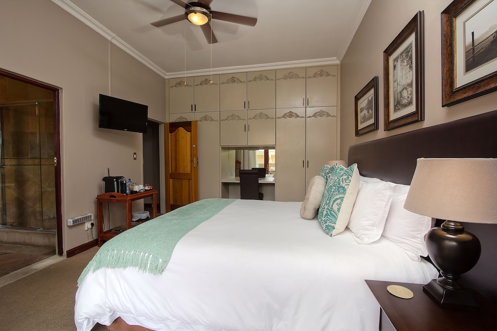 Deluxe King Room with shower and bath photo 2