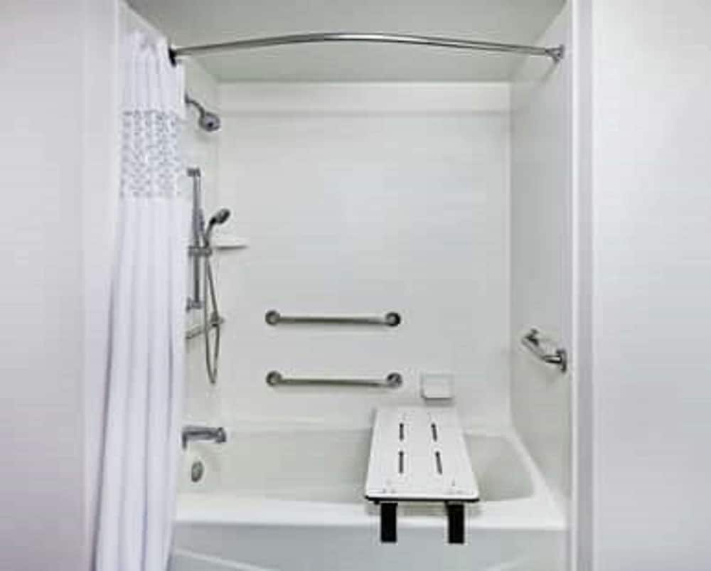 Room, 2 Queen Beds, Accessible, Bathtub photo 3