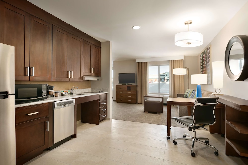 Suite, 1 King Bed, Accessible (Roll-in Shower) photo 3