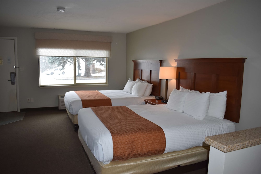 Suite, Multiple Beds, Kitchen, River View