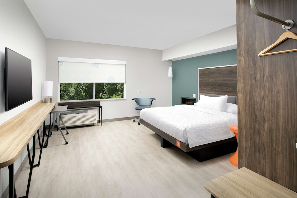 Room, 1 King Bed, Accessible (Roll-In Shower) photo 3