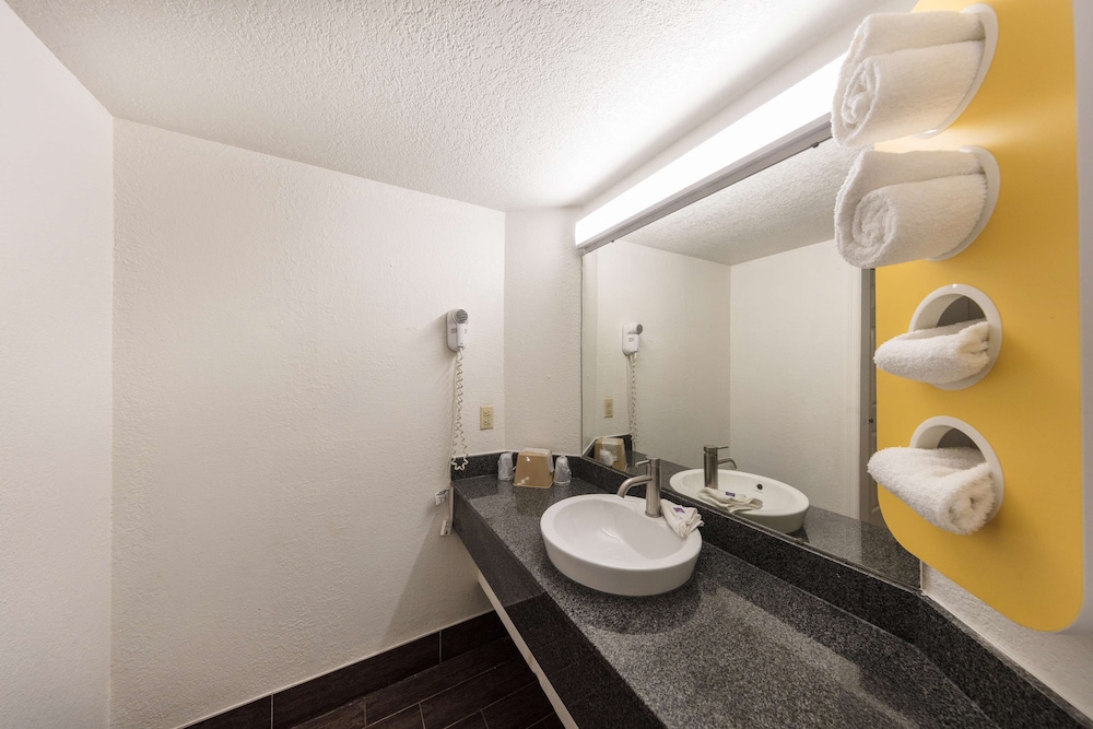 Standard Room, 2 Double Beds, Smoking - Photo 6