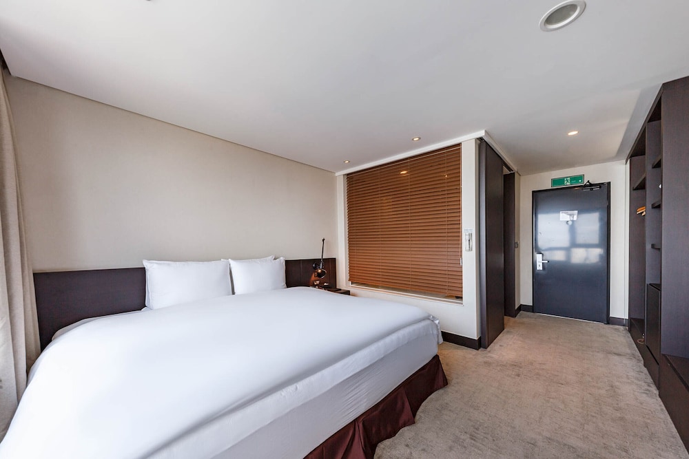 Family Double Room (Hollywood bed) - Photo 7