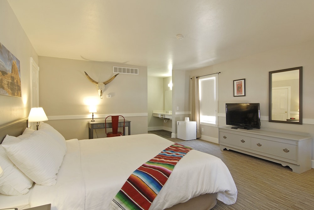 Standard Room, 1 King Bed, Non Smoking, Refrigerator