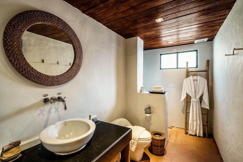 2BR Frangipani Beachfront Pool Access Suite - Photo 8