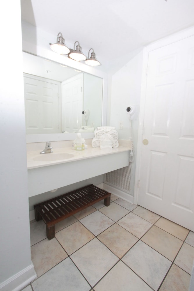 Deluxe Junior Suite - Photo 9