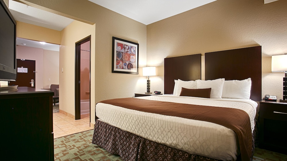 Suite, 1 King Bed with Sofa bed, Non Smoking, Refrigerator & Microwave (with Sofabed) - Photo 5