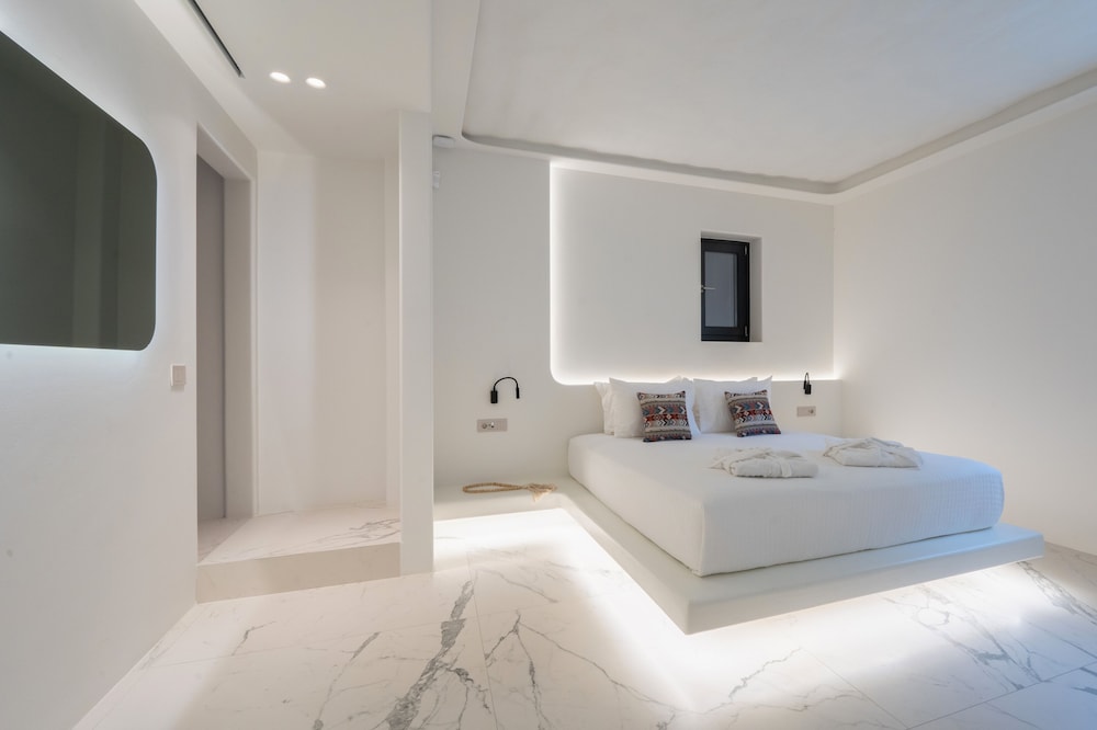 Junior Suite With Hot Tub and Sharing Pool