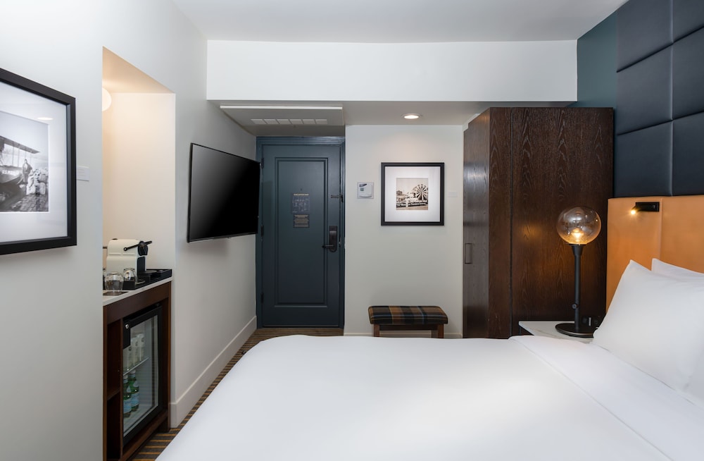 Standard Room, 1 King Bed (Floors 3-8)