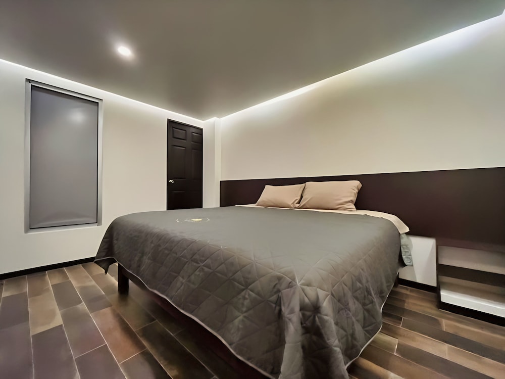 Grand Room, 1 King Bed