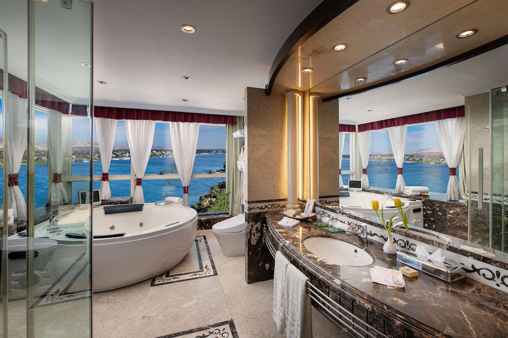 Ambassador Suite thumbnail 6