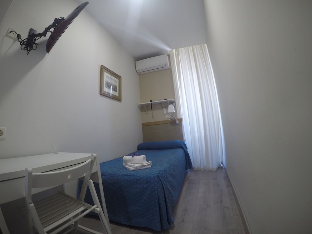 Single Room, Private Bathroom photo 2