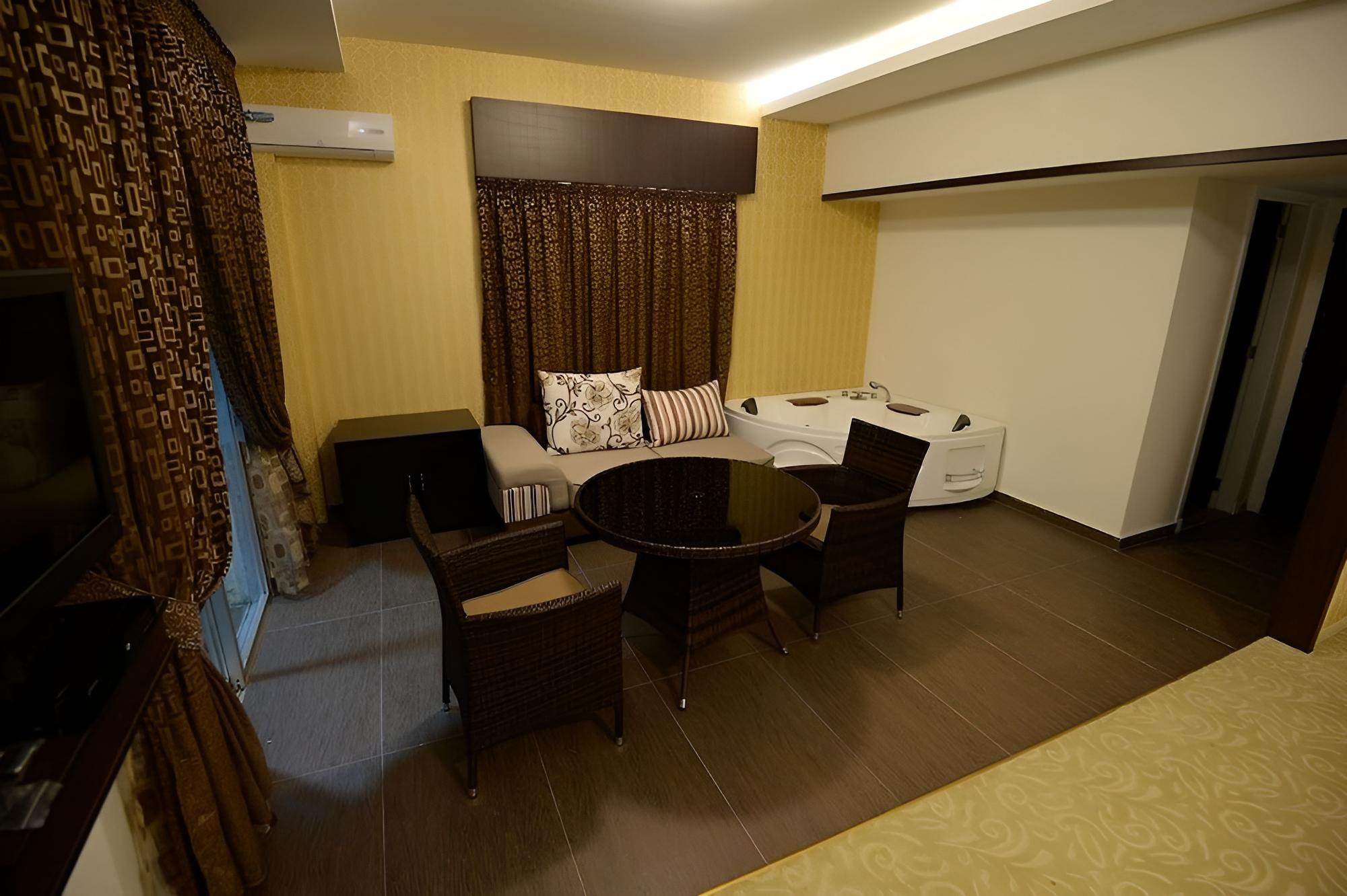 Deluxe Suite, Jetted Tub photo 3