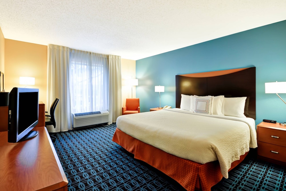 Room, 1 King Bed (Mobility/Hearing Accessible, Tub) - Photo 3