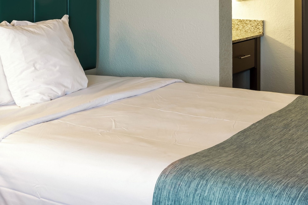Room, 1 Queen Bed, Accessible, Non Smoking (Mobility/Hearing, Roll-In Shower) - Photo 12