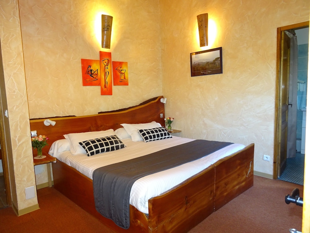 Comfort Triple Room, Private Bathroom, Pool View (Les Cyprès) photo 2