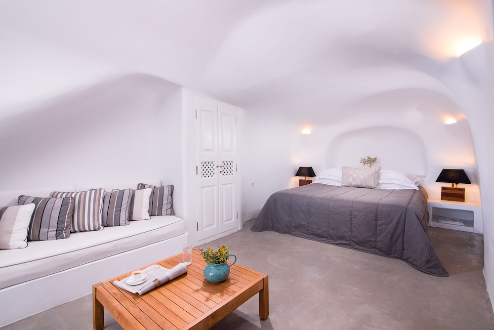 Mentha Cave Suite with Caldera View & Hot Tub - Photo 1