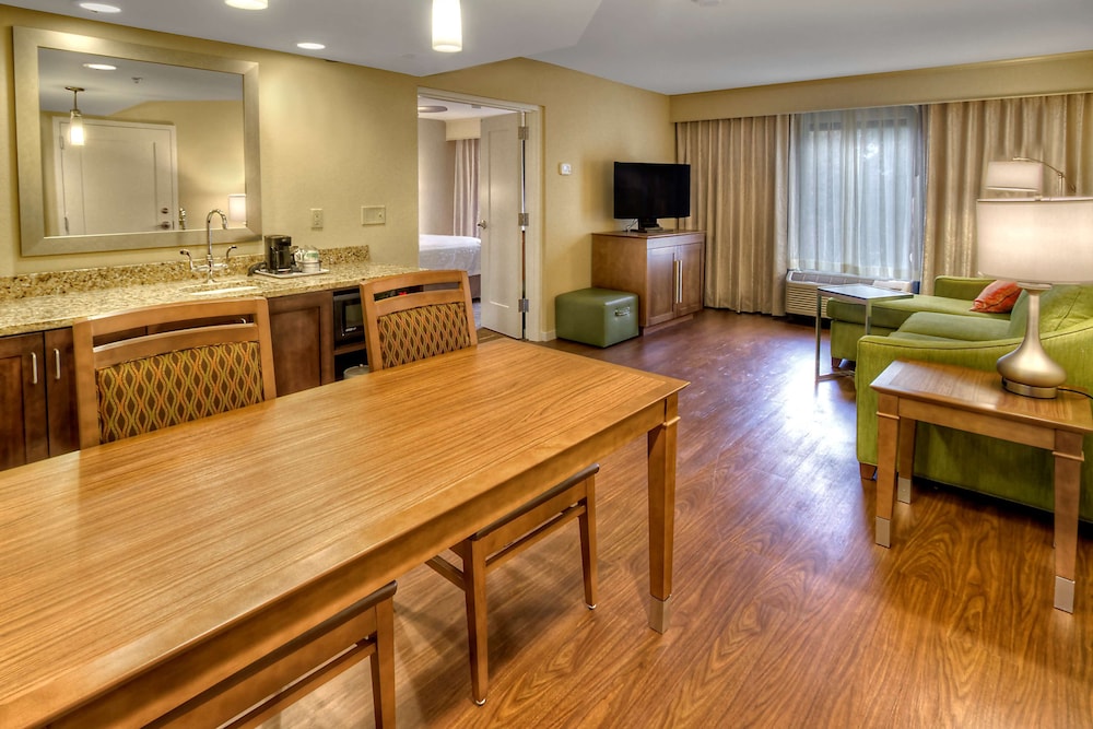 Suite, 1 King Bed, Accessible, Non Smoking - Photo 4