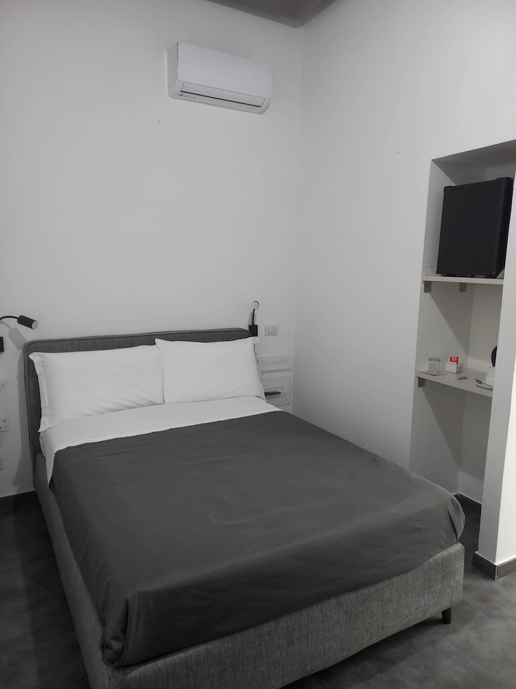 Basic Double Room Single Use, 1 Large Twin Bed photo 1