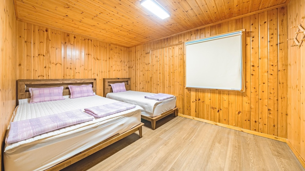 Basic Room, 4 Bedrooms (Yeonkkotdong)