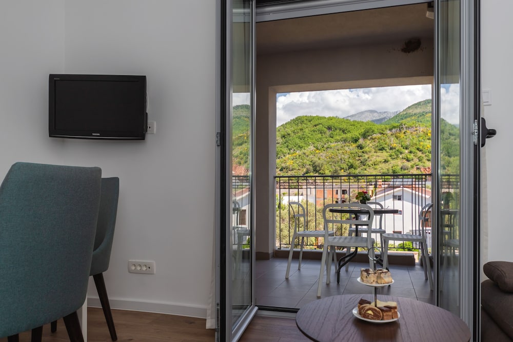 Classic Apartment, 1 Bedroom, Non Smoking, Partial Sea View photo 2