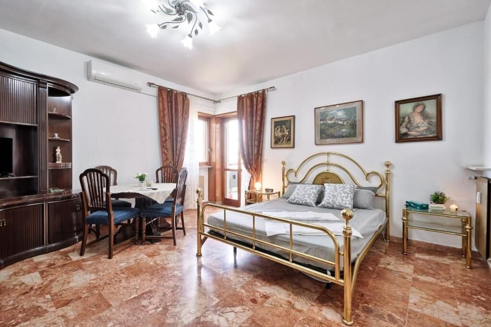Family Room (3)
