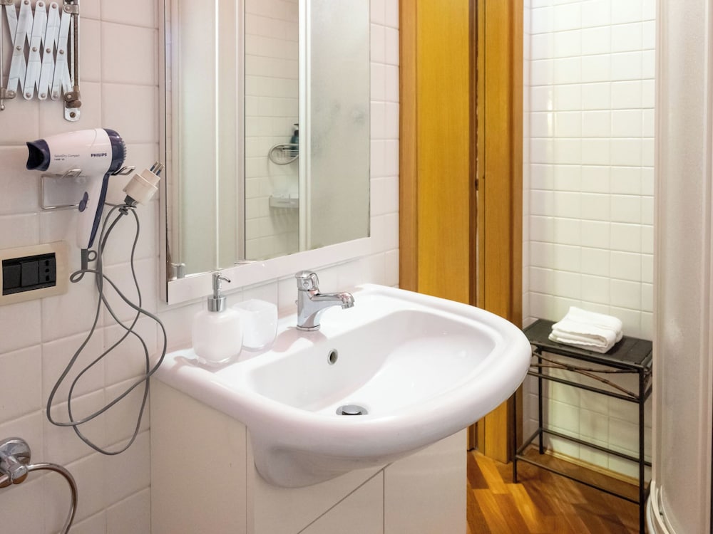 Deluxe Double Room, 1 King Bed, Non Smoking, Private Bathroom photo 3